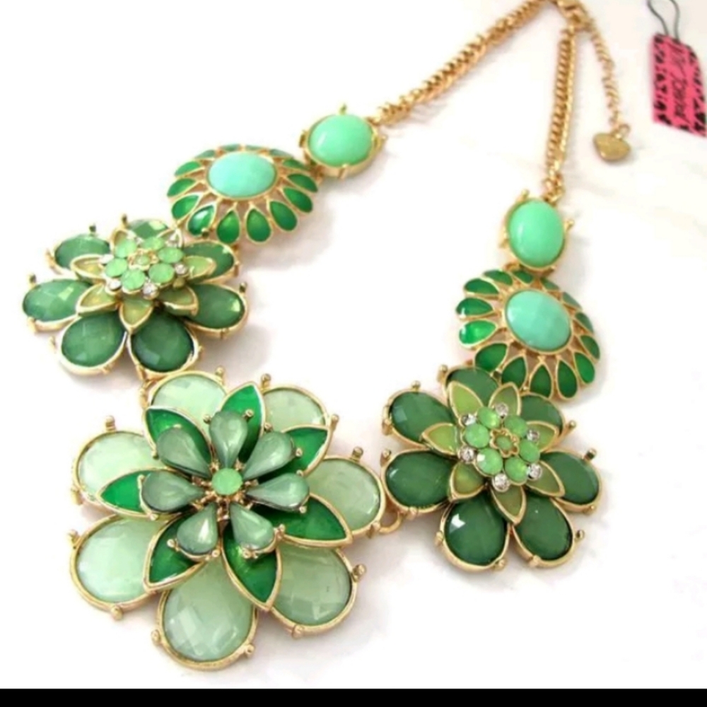New green flowers necklace